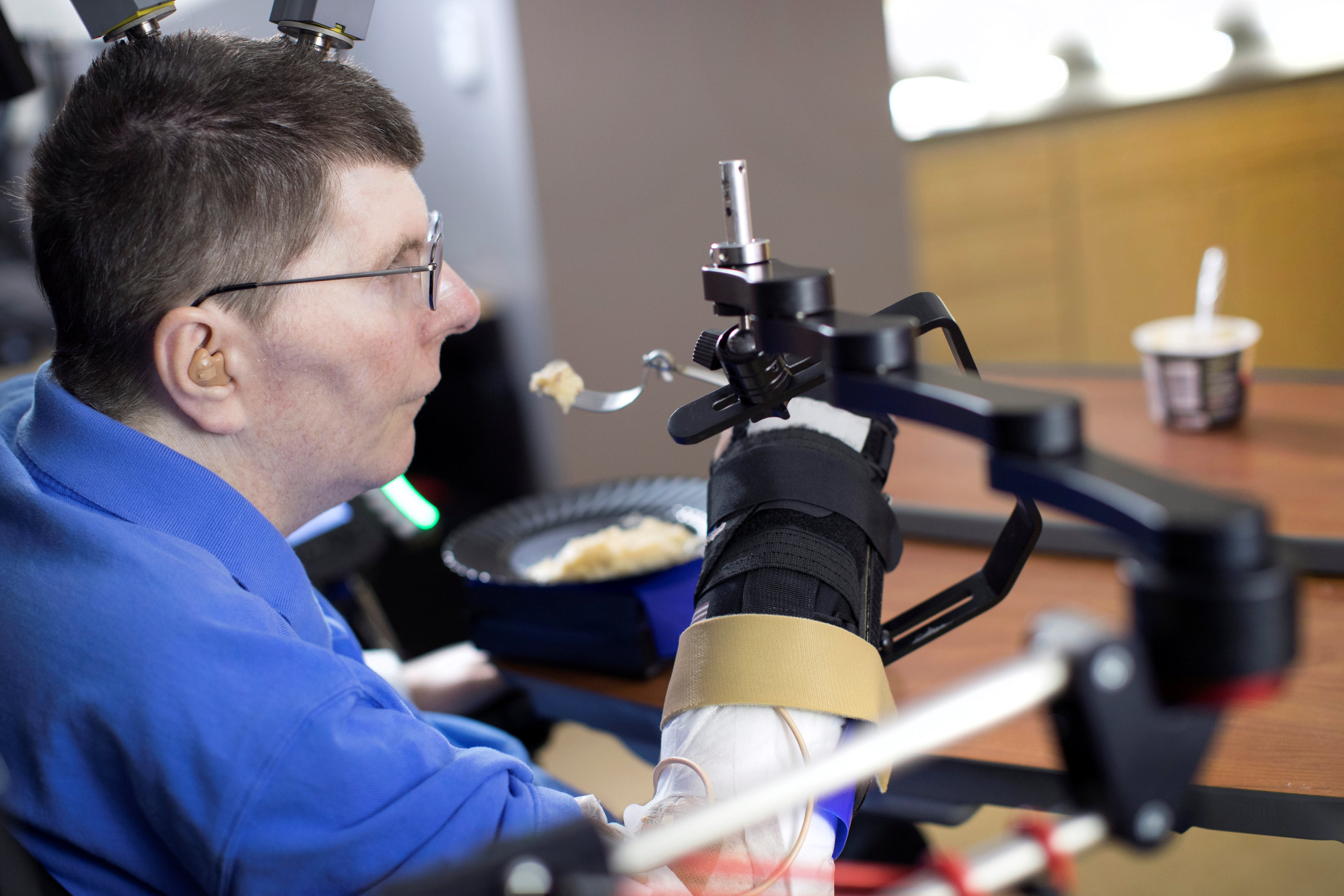 Brain implant lets paralysed man feed himself using his thoughts