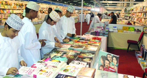 لوحات تشكيلية ملونة تستقبل زوار معرض مسقط الدولي للكتاب