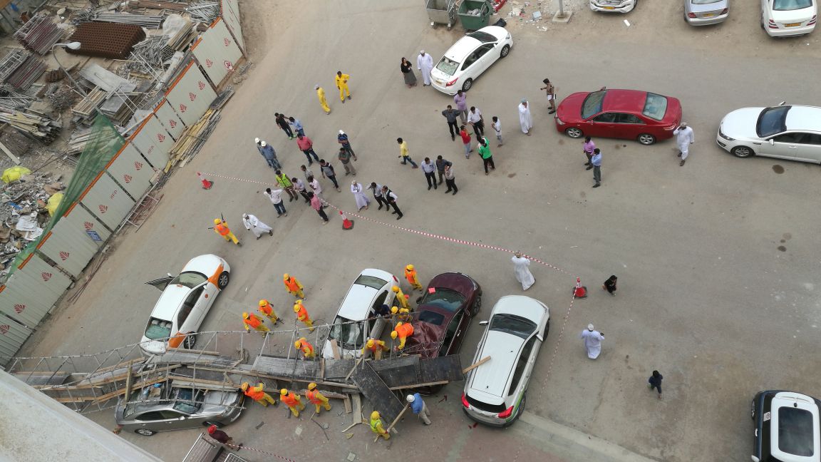 سقوط أعمدة من معدات مواد البناء من مبنى قيد الإنشاء بـ"روي" دون أضرار جسدية