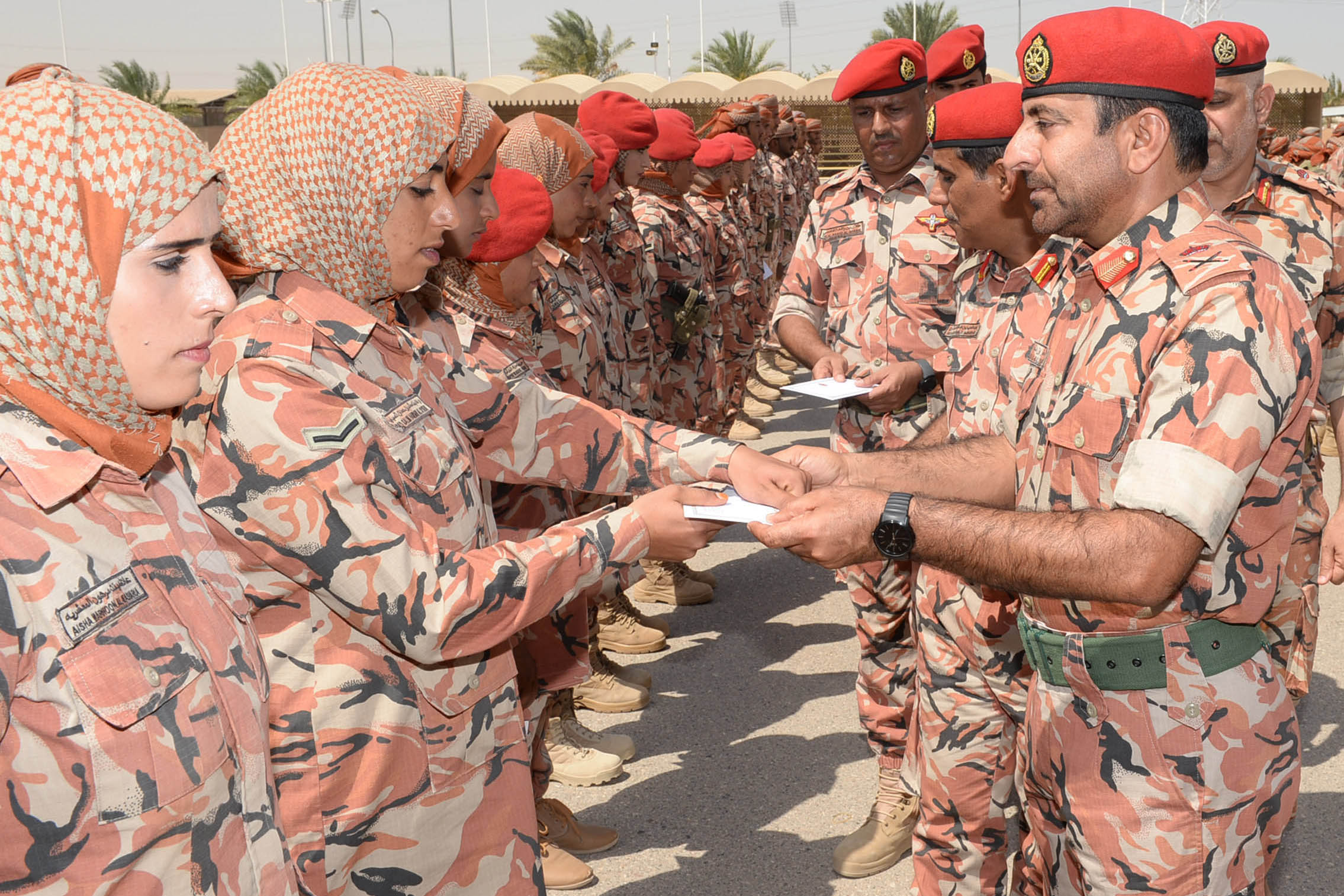 قائد الجيش السلطاني يكرم فريق الجيش للرماية
