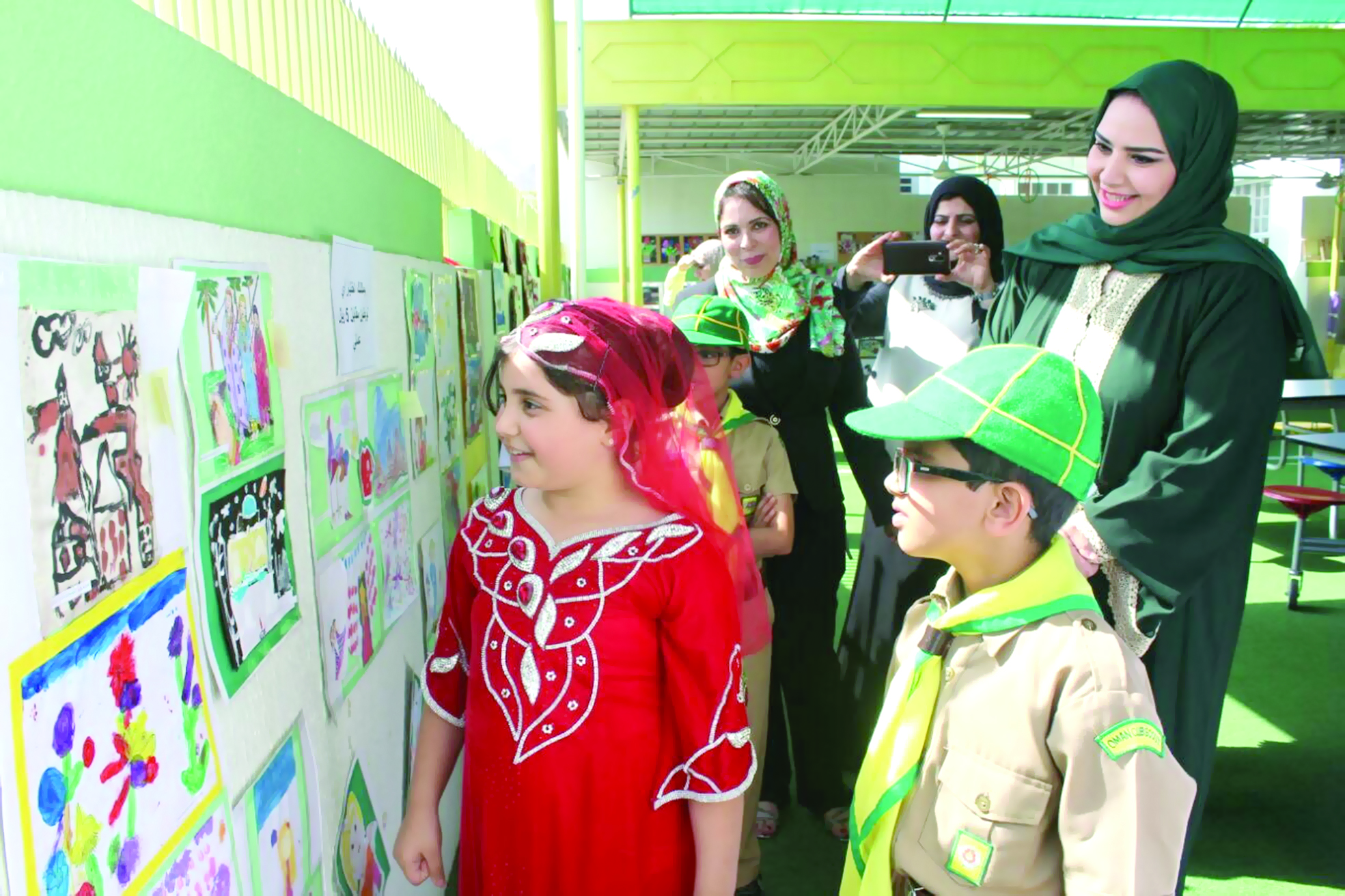 مدرسة التفاح الأخضر تنظم معرض «ألوان»