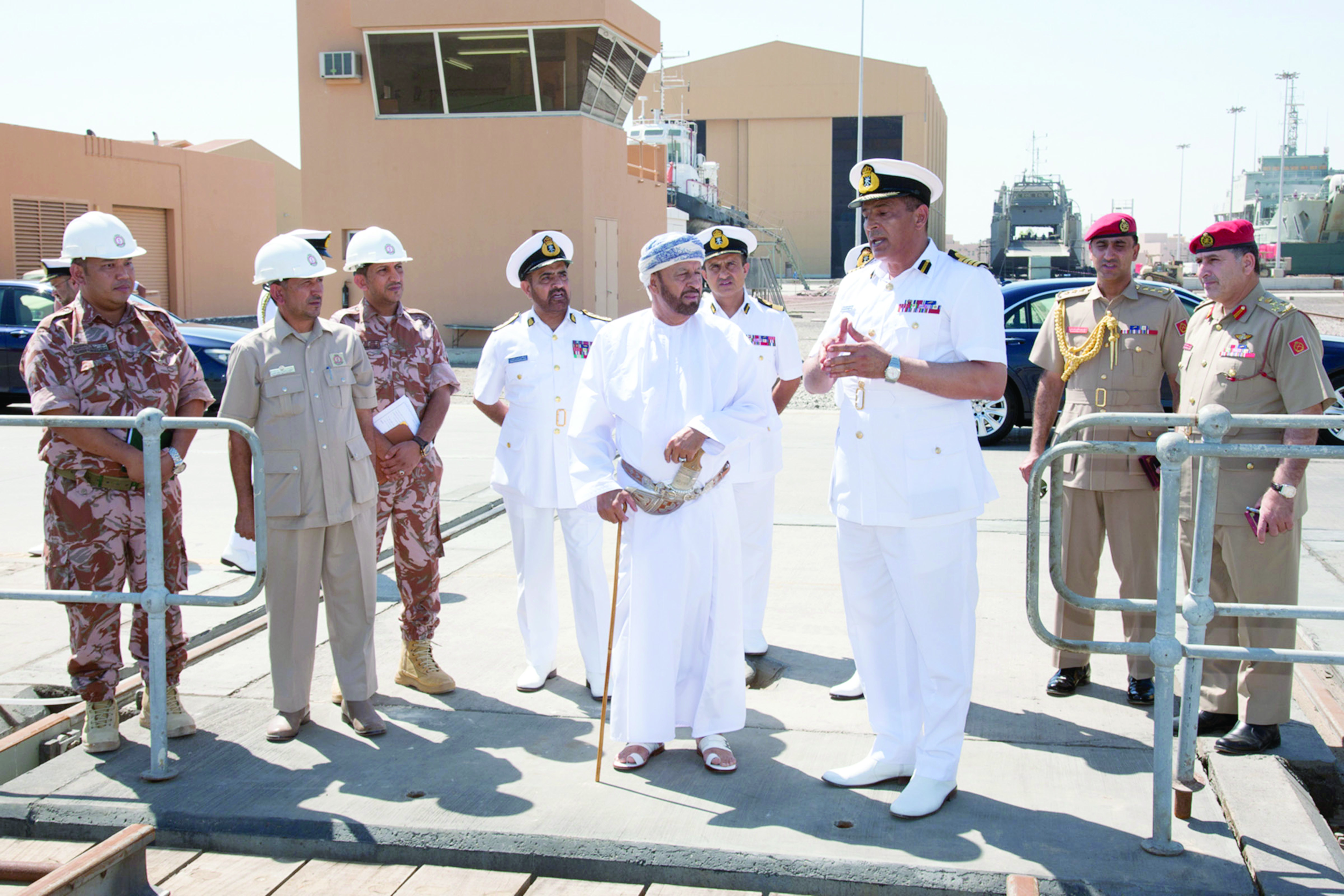 الوزير المسؤول عن شؤون الدفاع يزور قاعدة سعيد بن سلطان البحرية