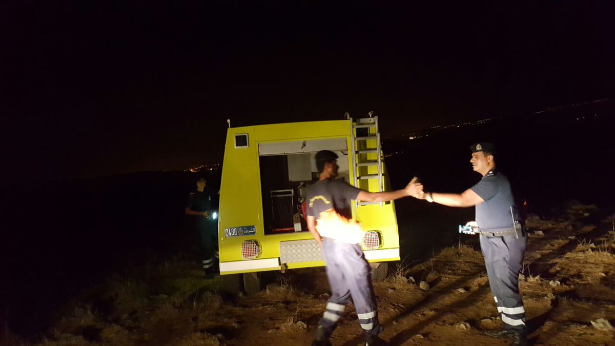 الدفاع المدني ينقذ شخص سقط من جبل بصلالة