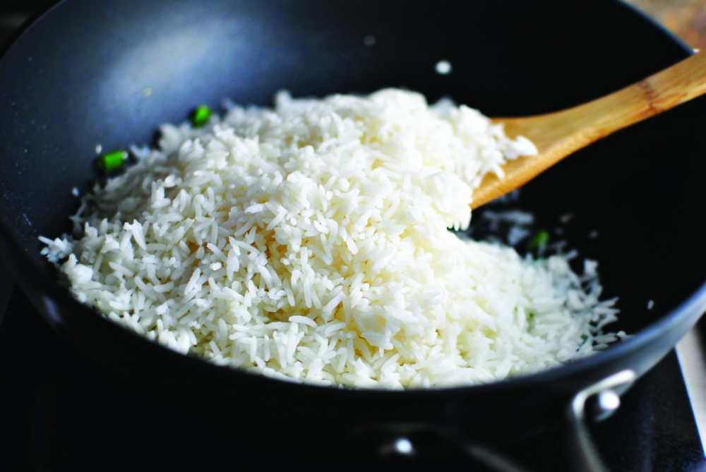 خبير سعودي: الأرز الأبيض الأسوأ صحياً