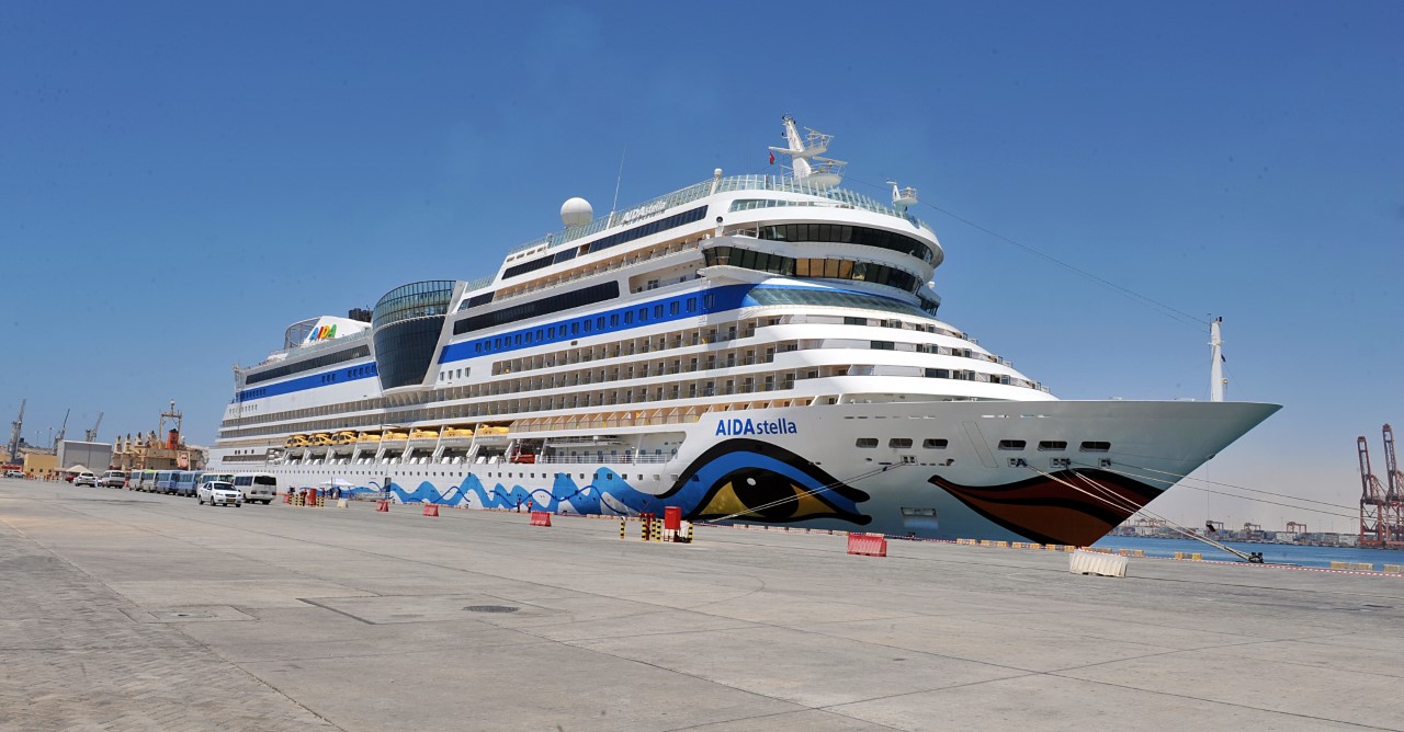 ميناء صلالة يستقبل سفينة سياحية إيطالية