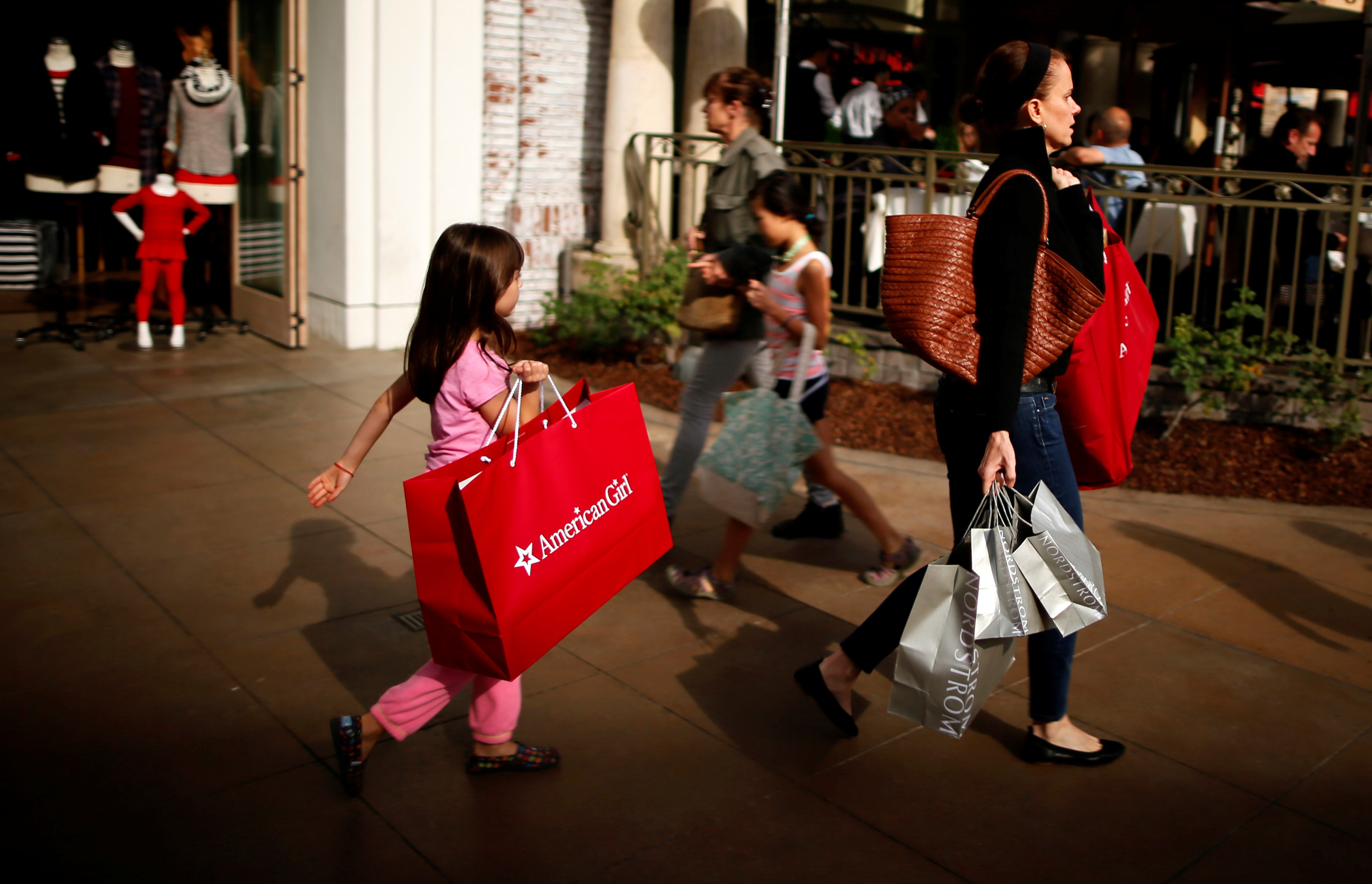 US retail sales, inflation data highlight weak first quarter growth