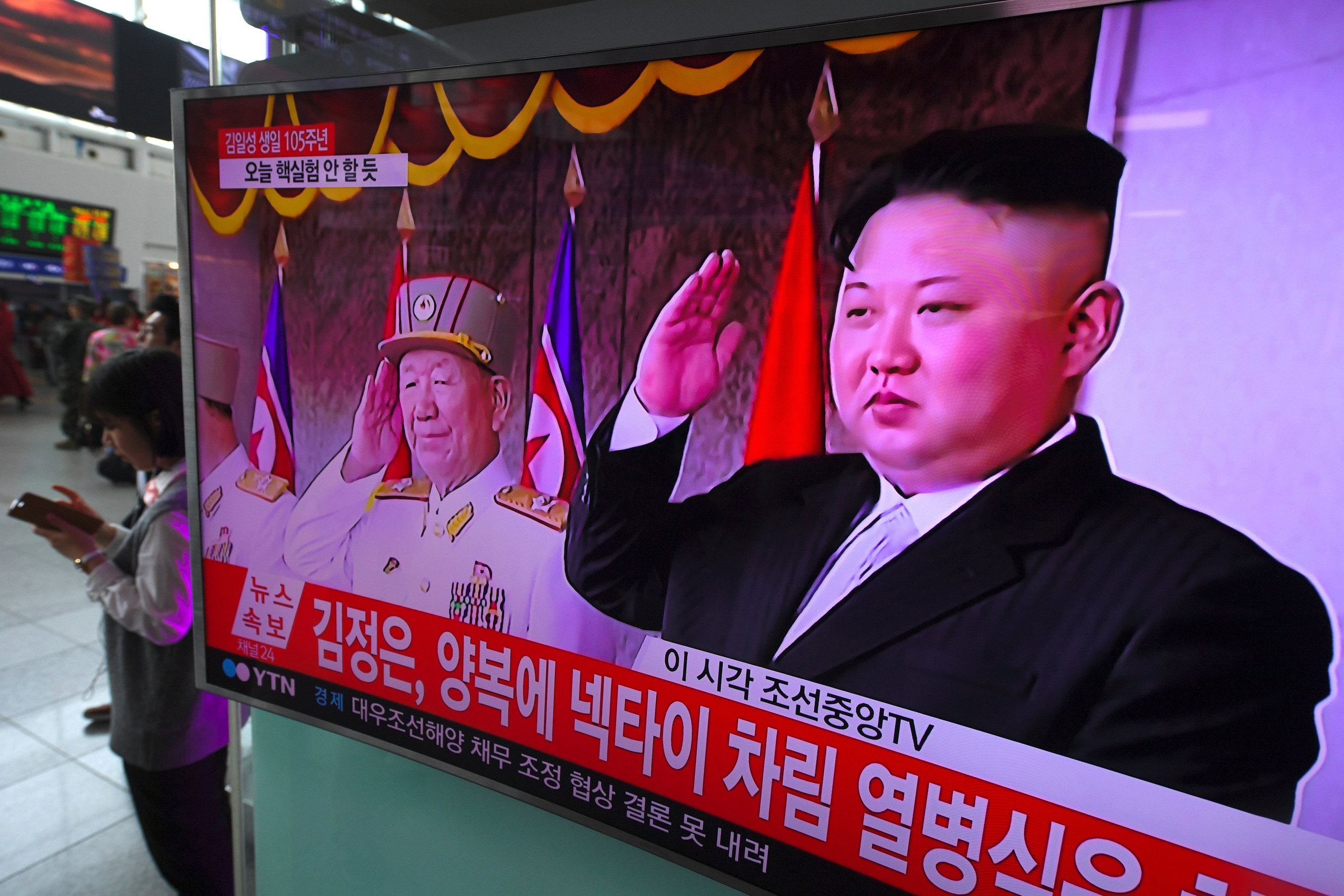 بالصور.. زعيم كوريا الشمالية يهدد أمريكا بهذا الصاروخ