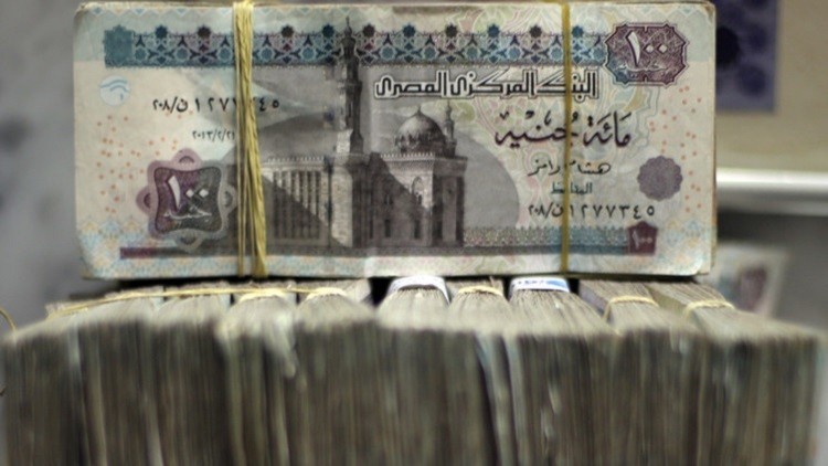 المصريون يخبئون أموالهم "تحت البلاطة" بدل البنوك