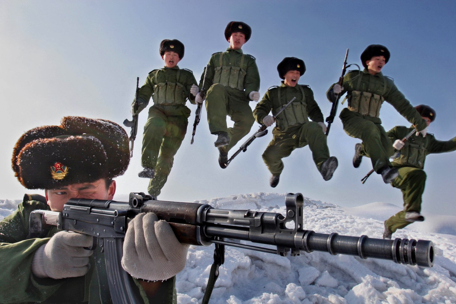 آلاف الجنود الصينيين يتحركون نحو حدود كوريا الشمالية.. والسبب