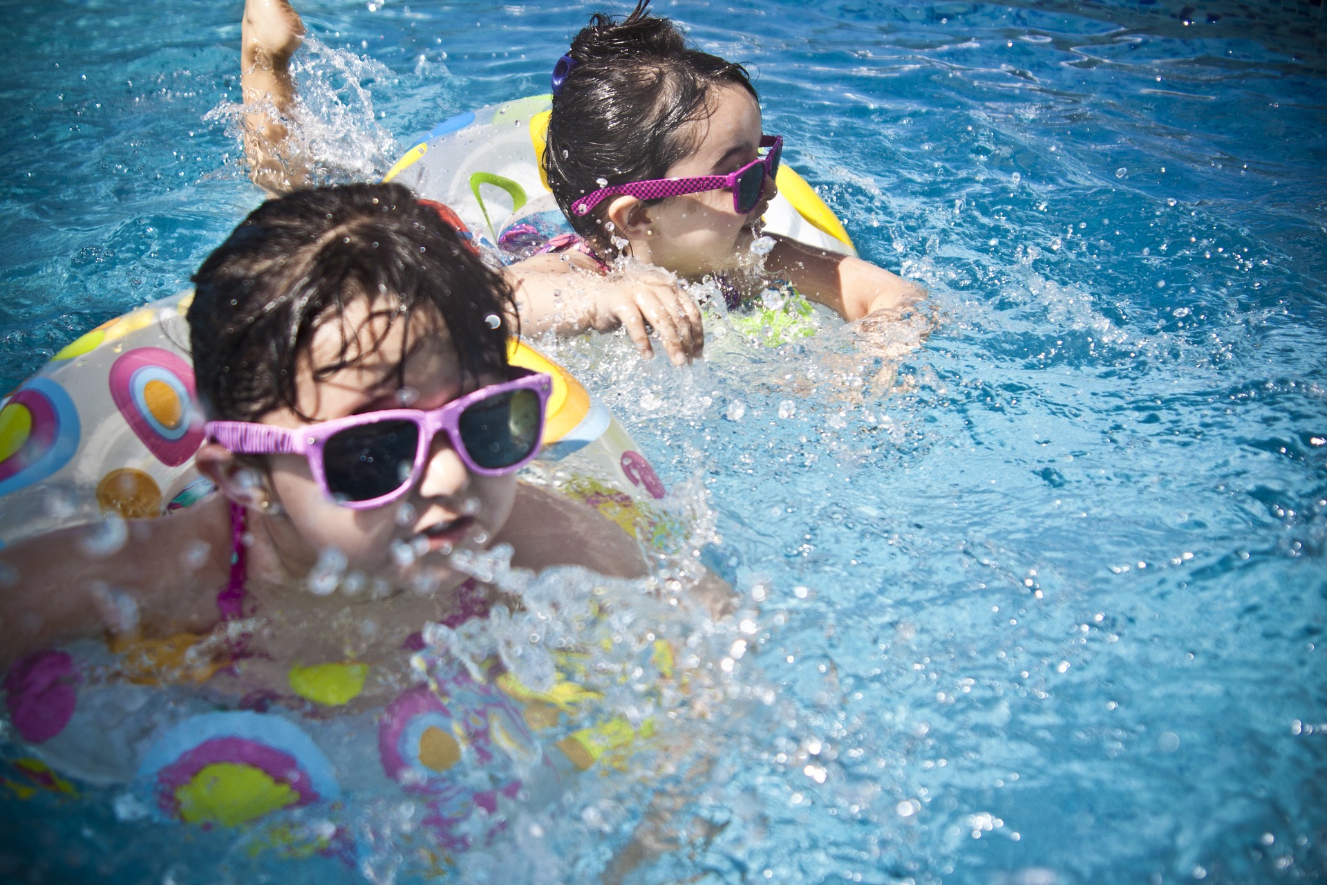 احذروا.. رائحة "عوامات السباحة" تسبِّب السرطان للأطفال