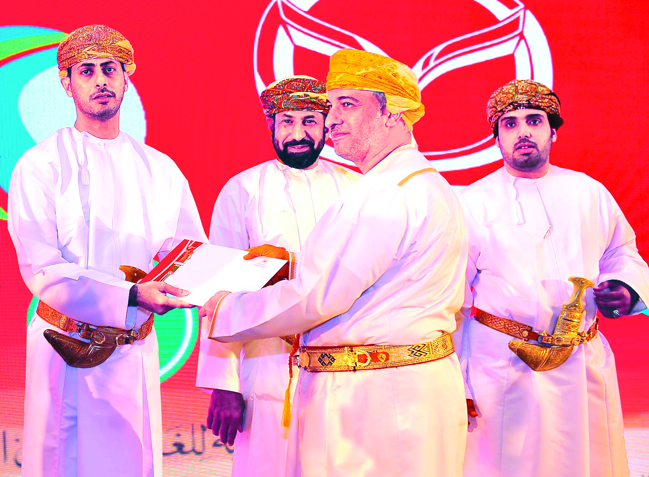 وزارة الشؤون الرياضية تكرّم «البنك الوطنـي العُمانـي»
