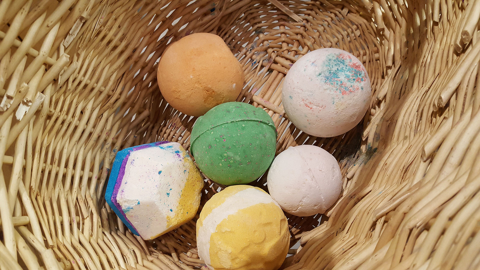 Oman beauty: Try aromatic bath bombs from Lush in Muscat