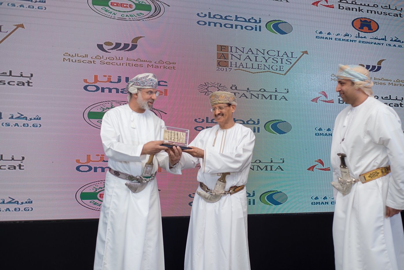 جامعة السلطان قابوس تحصد الجوائز الثالث الأولى في مسابقة تحدي التحليل المالي لسوق مسقط للأوراق المالية