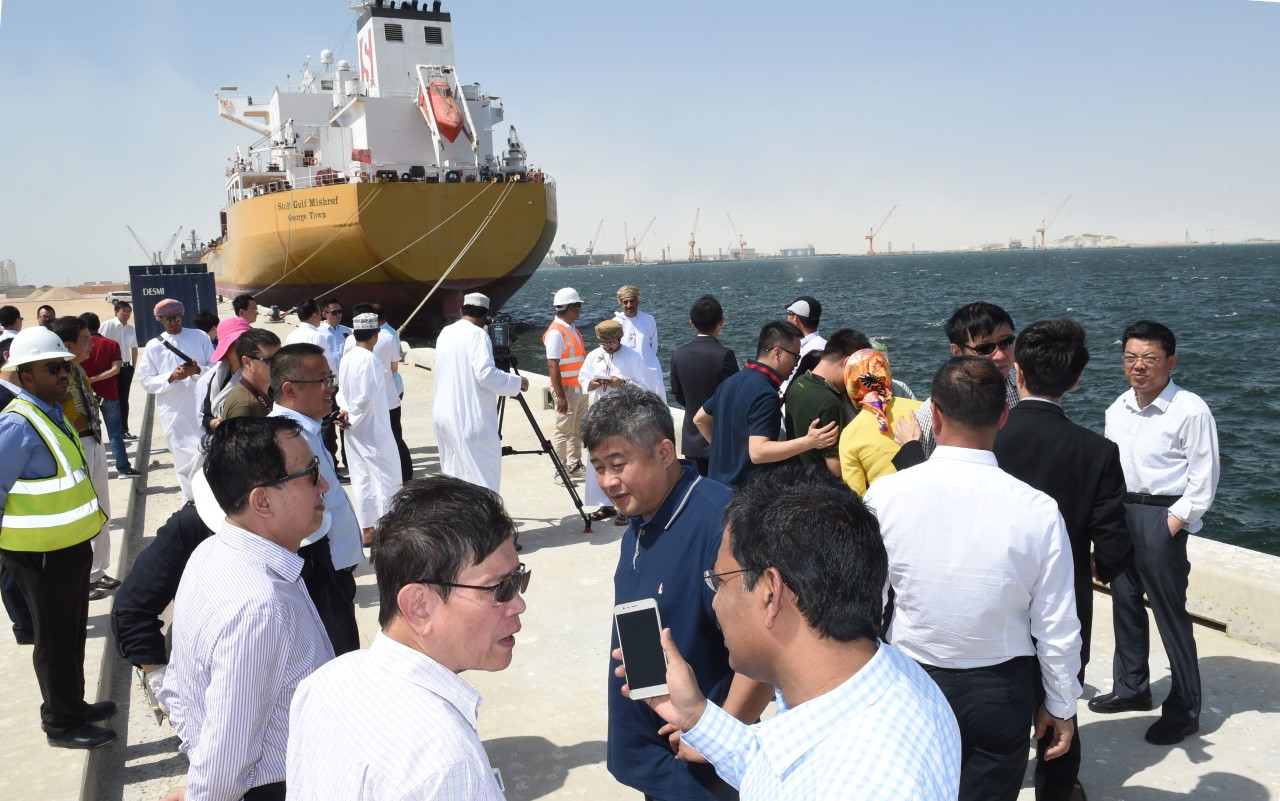 مسؤولون صينيون يزورون ميناء الدقم والحوض الجاف