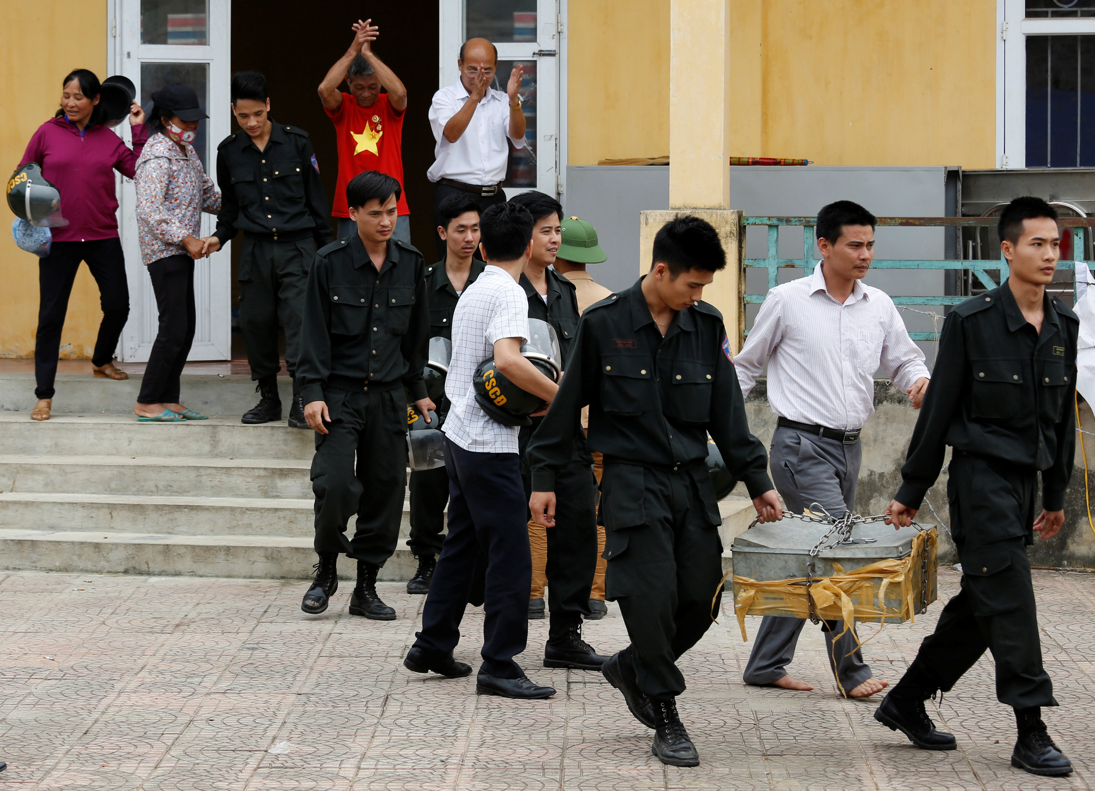 Vietnam land protesters free final hostages after city official visits