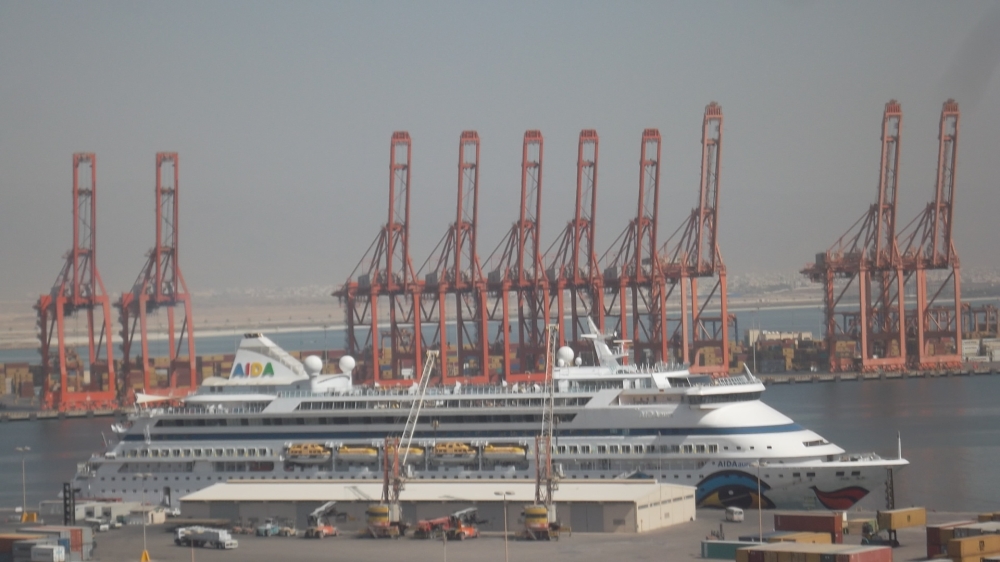 ميناء صلالة يستقبل سفينة سياحية
