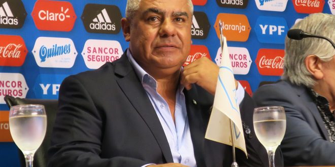 رئيس الاتحاد الأرجنتيني يلمح عن اسم المدرب الجديد للتانجو
