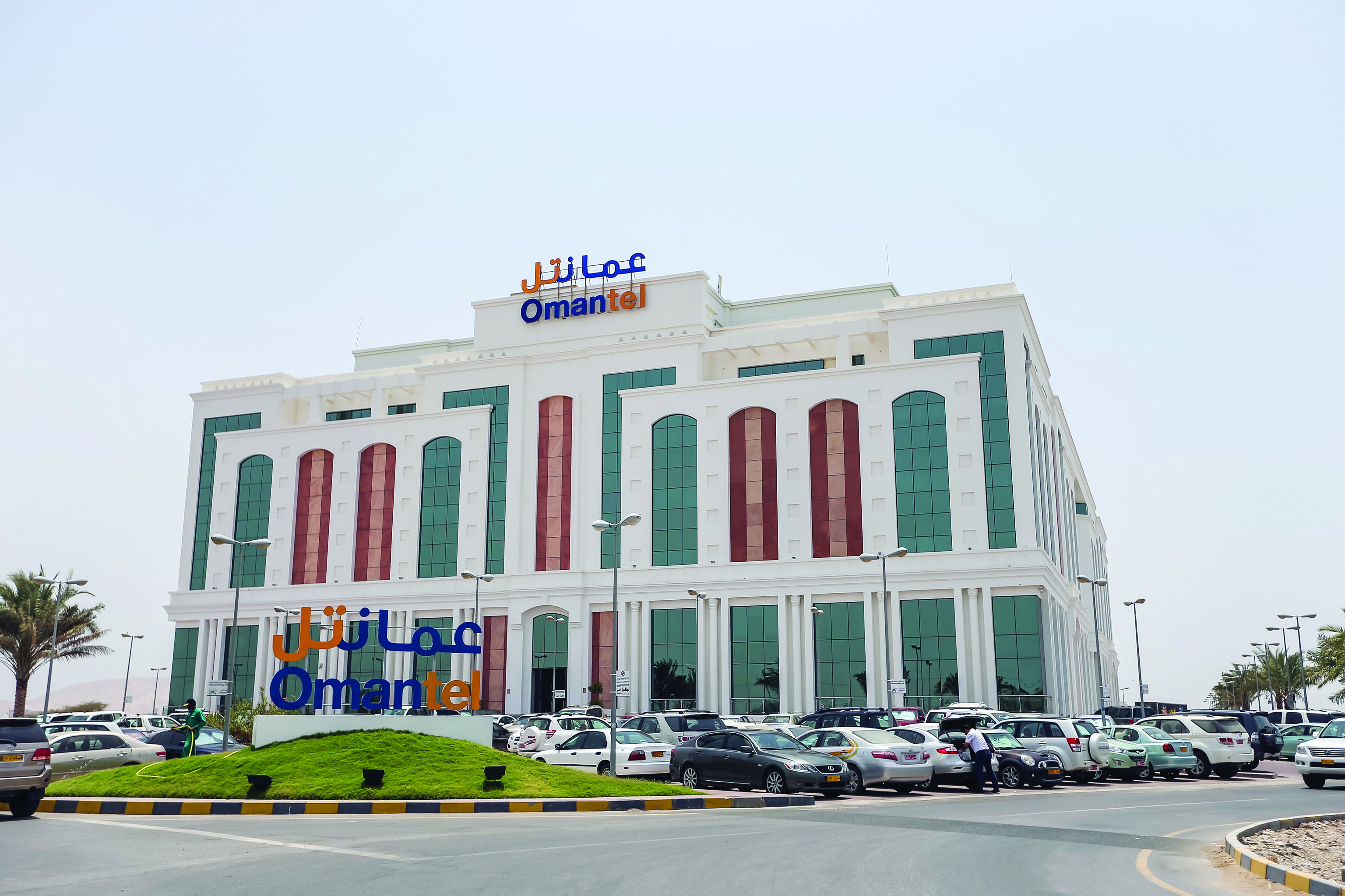 عمانتل توقع اتفاقية لربط «بالم مول» بجميع خدمات الاتصالات