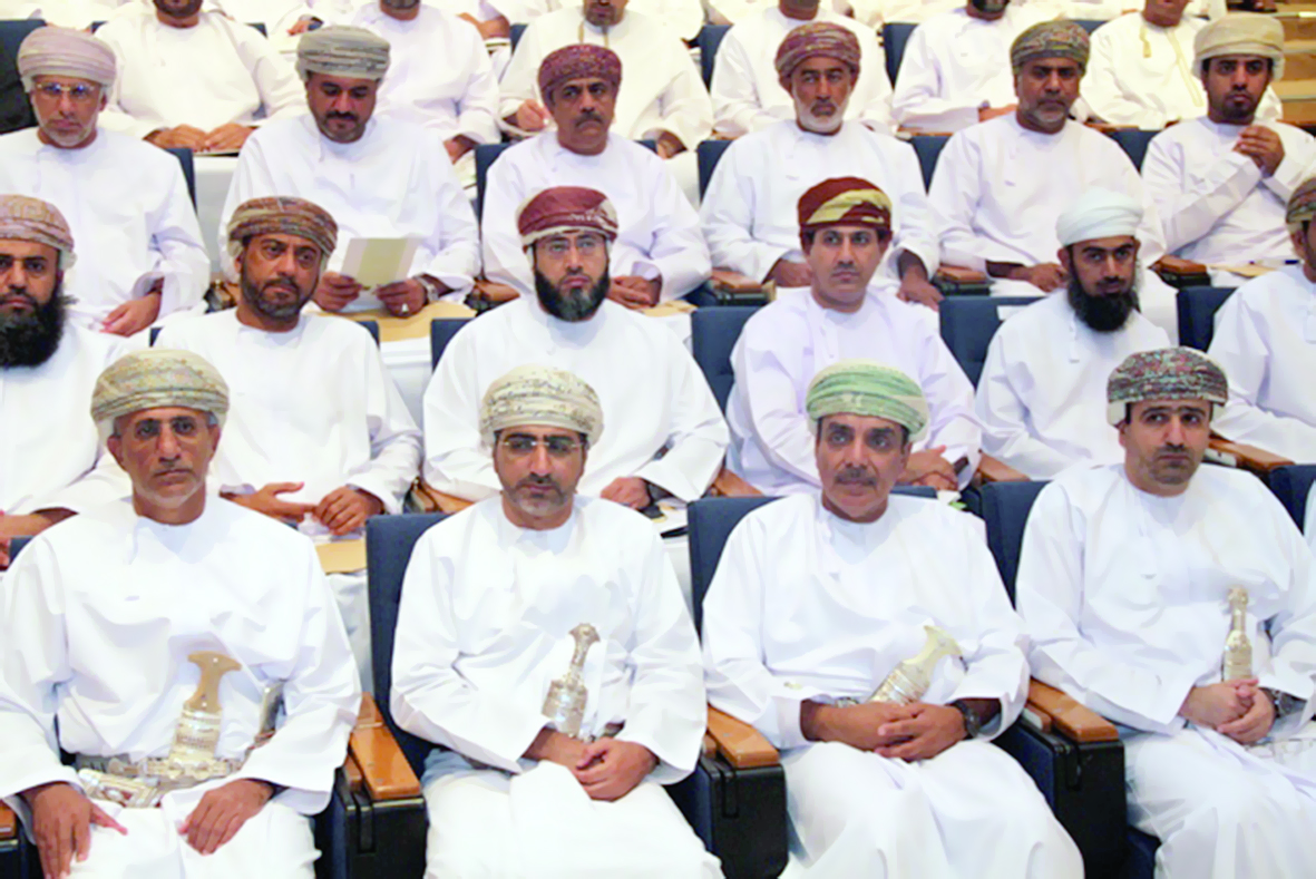 وزير الخدمة المدنية يلتقي مسؤولين من 60 وزارة ووحـدة حكوميـة