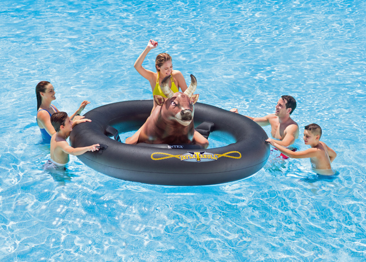 Oman family: Tips for choosing the perfect pool float
