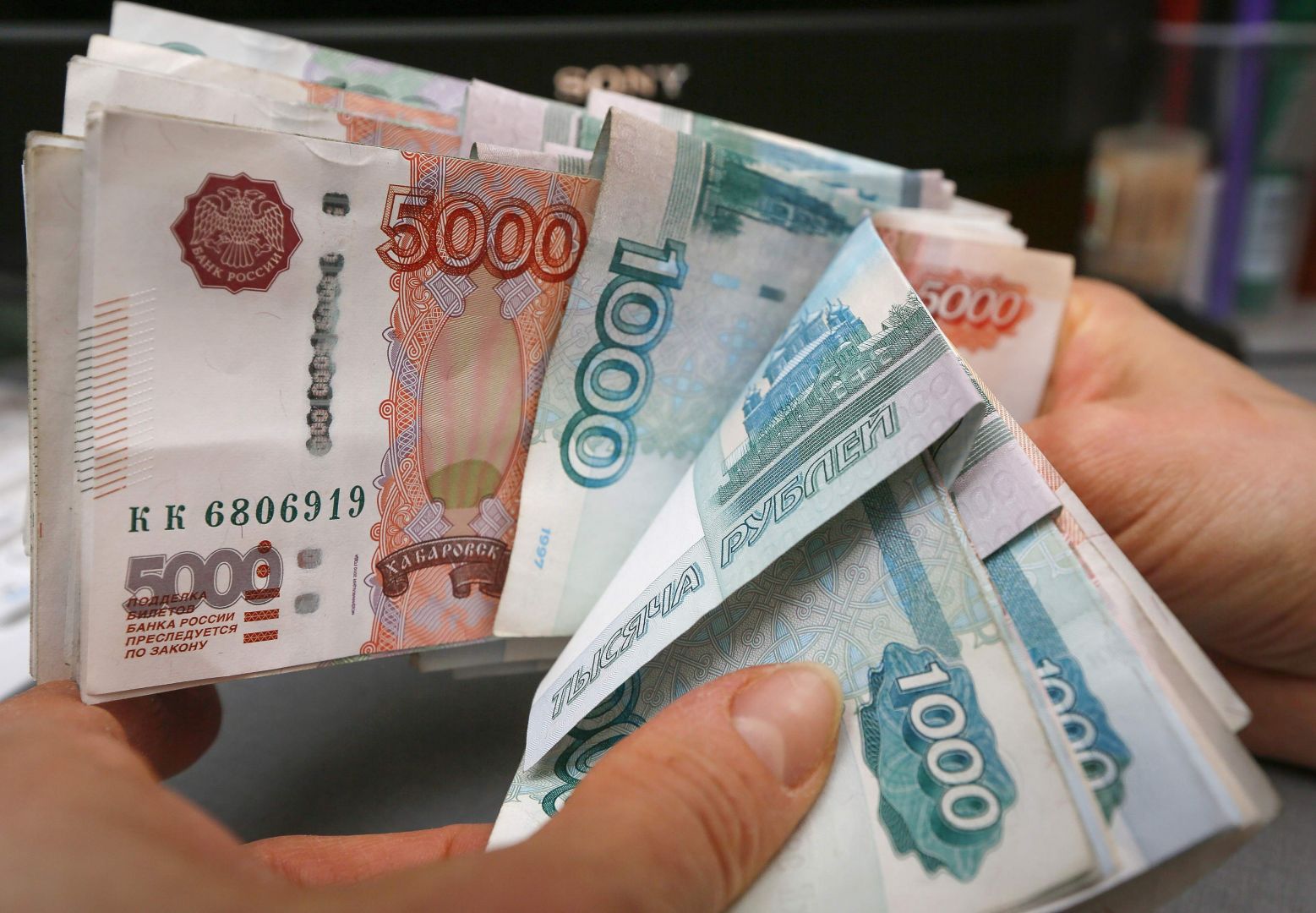 كيف تأثرت عملات بعض الدول بالضربات الأمريكية في سوريا؟
