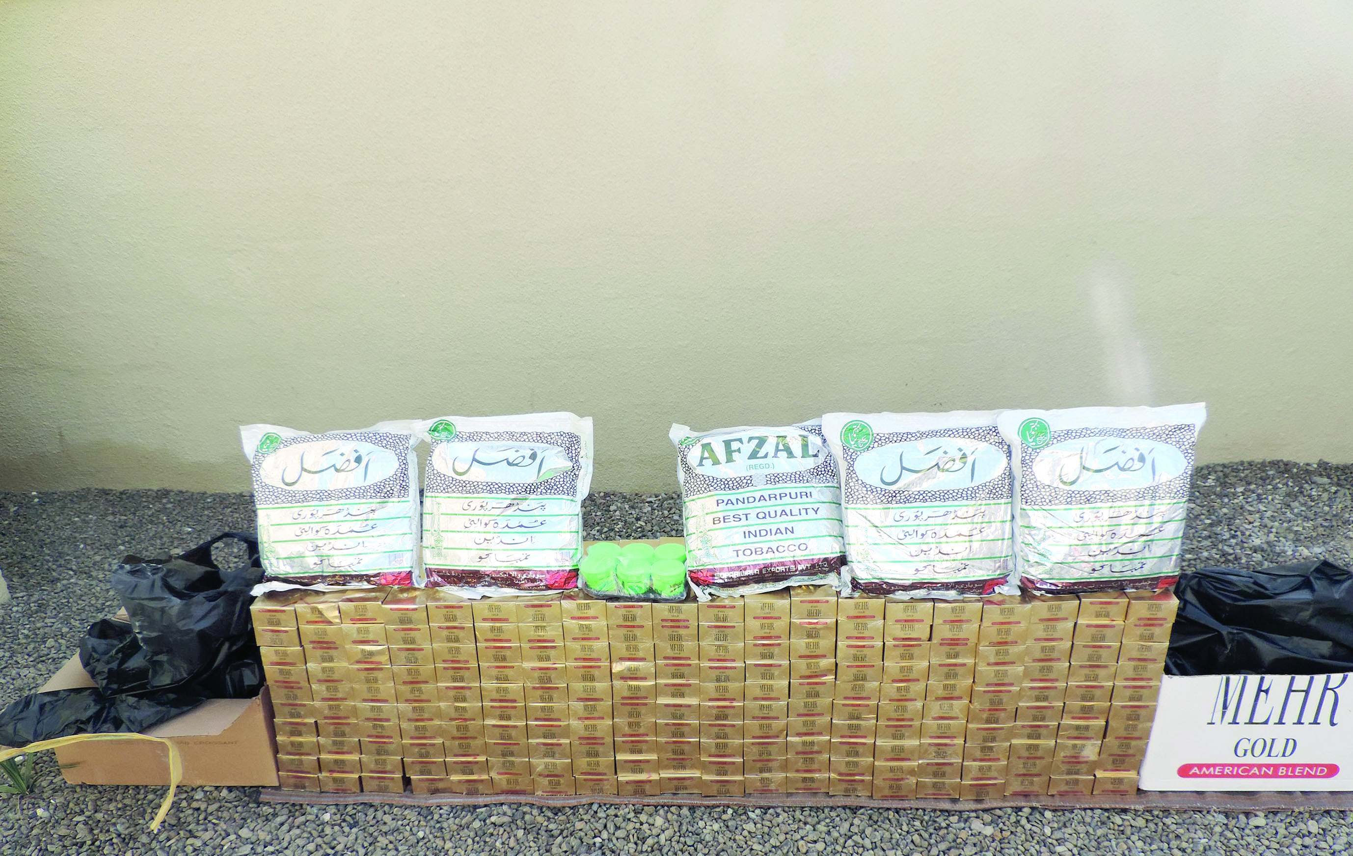 مضغ التبغ ليس أكثر أمانًا من السجائر.. وهذه مخاطره