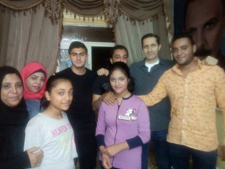 هذا هو سبب ظهورعلاء مبارك في حي شعبي مصري