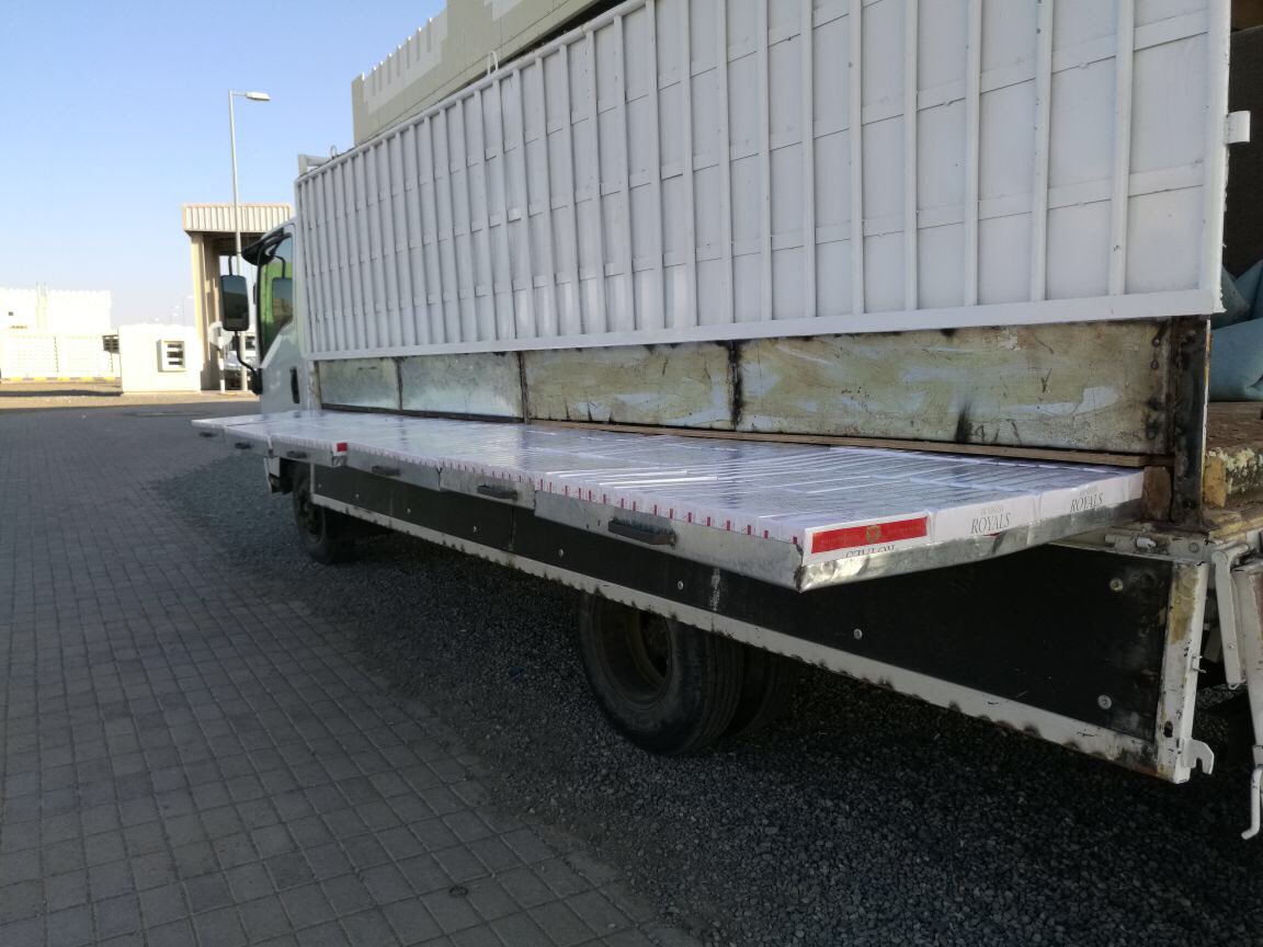 إحباط عملية تهريب سجائر ممنوعة مخبأة في أدراج متحركة