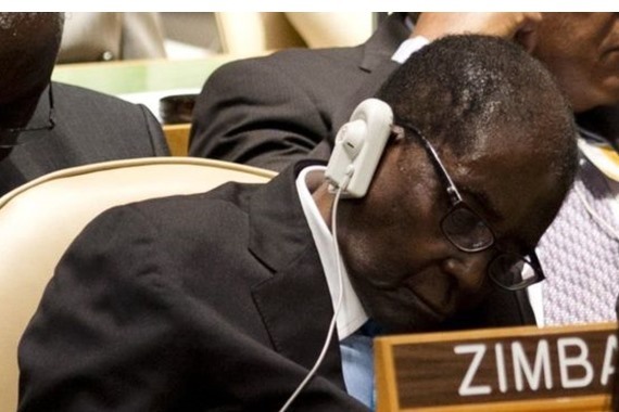 شاهد .. رئيس زيمبابوي ليس نائما فى الاجتماعات ..ماذا يفعل اذن ؟