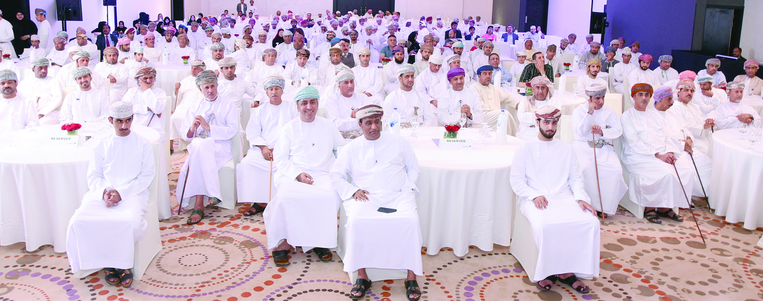 الحظ يبتسم لعدد من زبائن بنك مسقـط مـع جوائـز «المـزيـونـة»