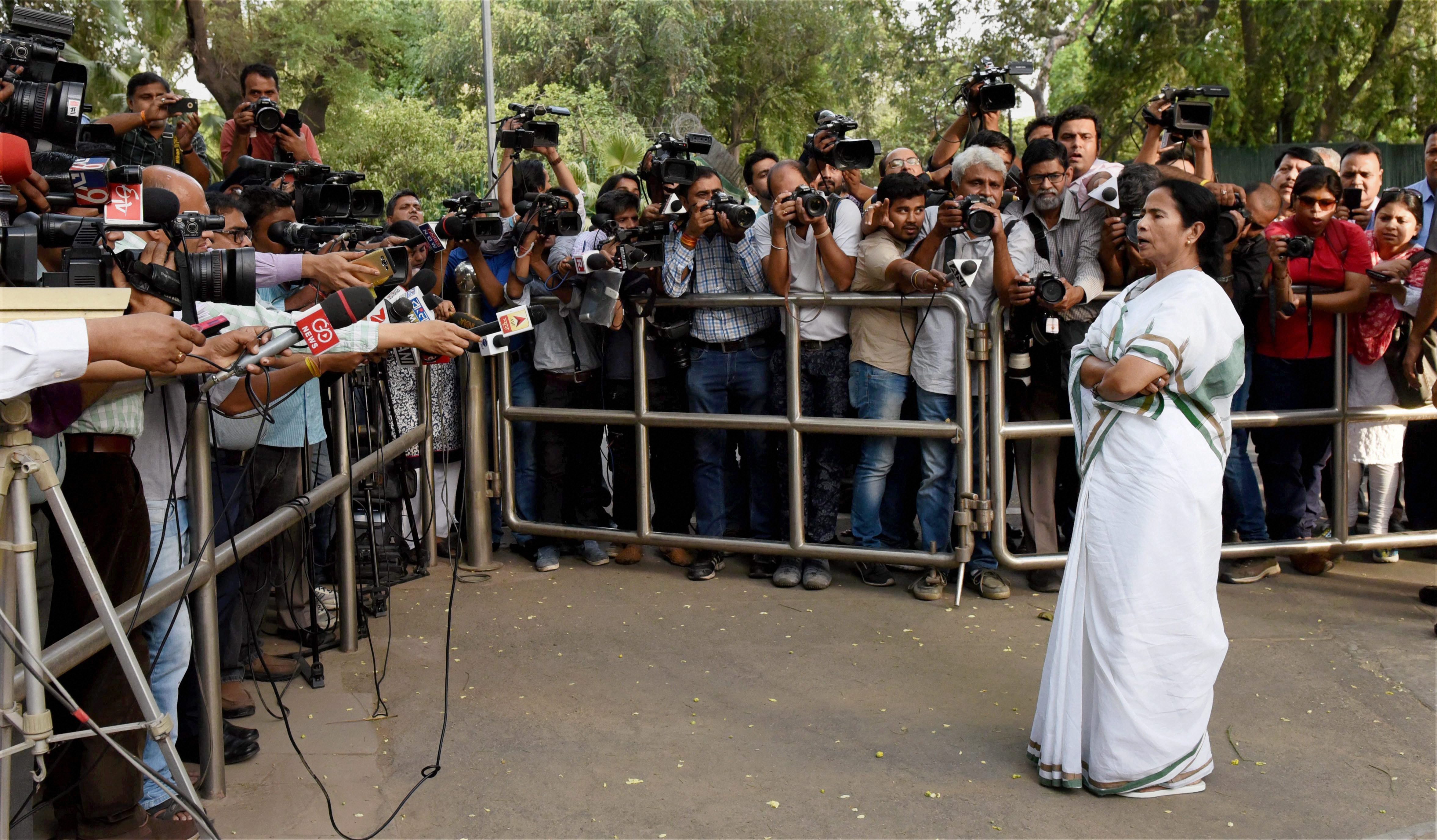 Mamata calls on Sonia, backs second term for Pranab Mukherjee as president