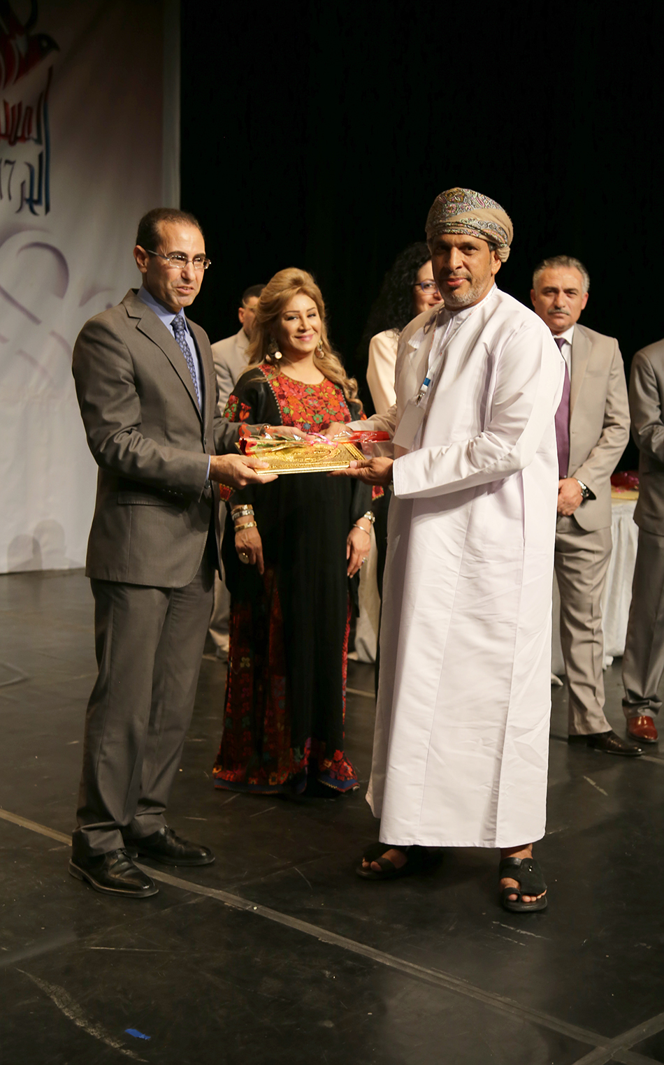 فرقة الرستاق المسرحية تفوز بجائزة في مهرجان المسرح الحر الدولي