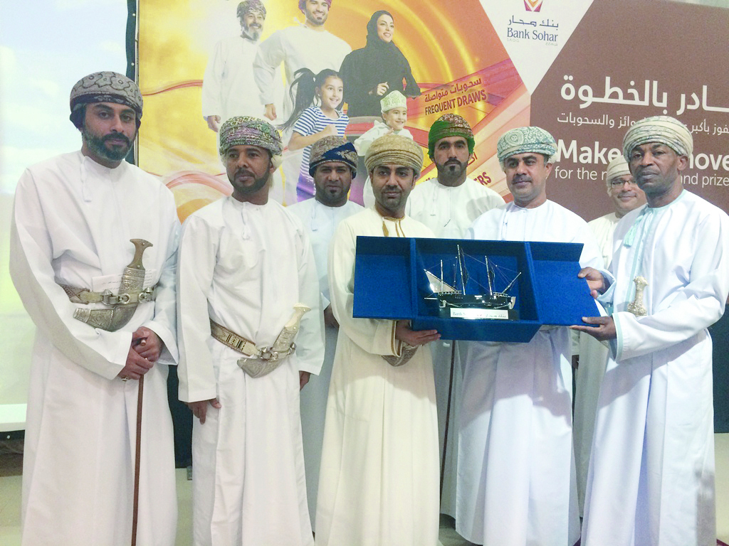 بنك صحار يجري السحوبات الشهرية لبرنامج المميّز