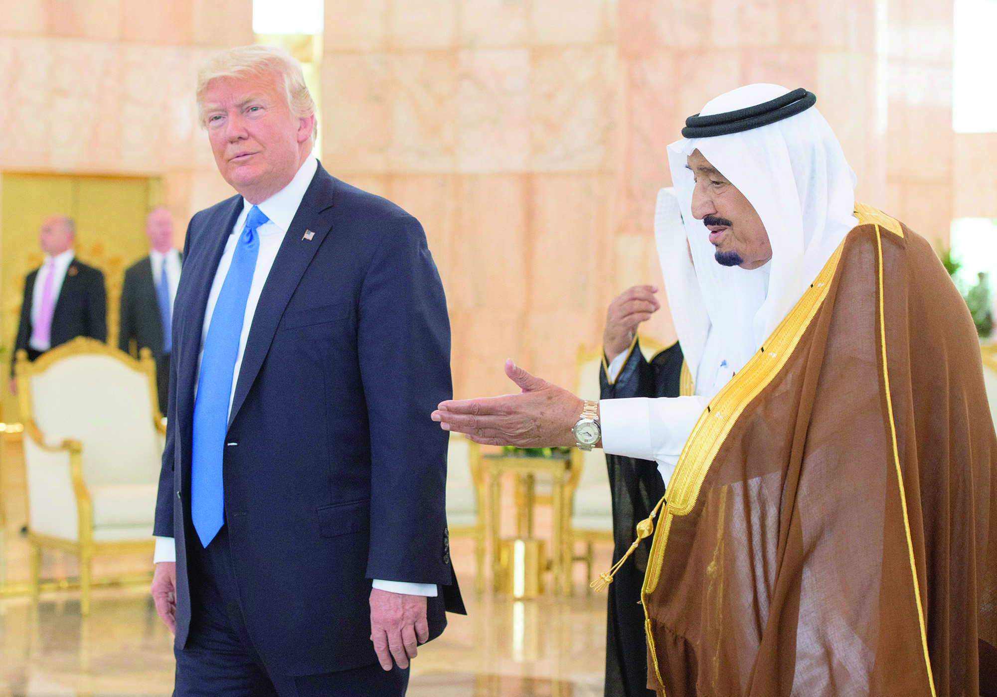 أول زيارة خارجية له تأتي في ظل استمرار التراجع في شعبيته

هل ينجح ترامب في تحقيق أهـدافه من زيـارة الريـاض؟