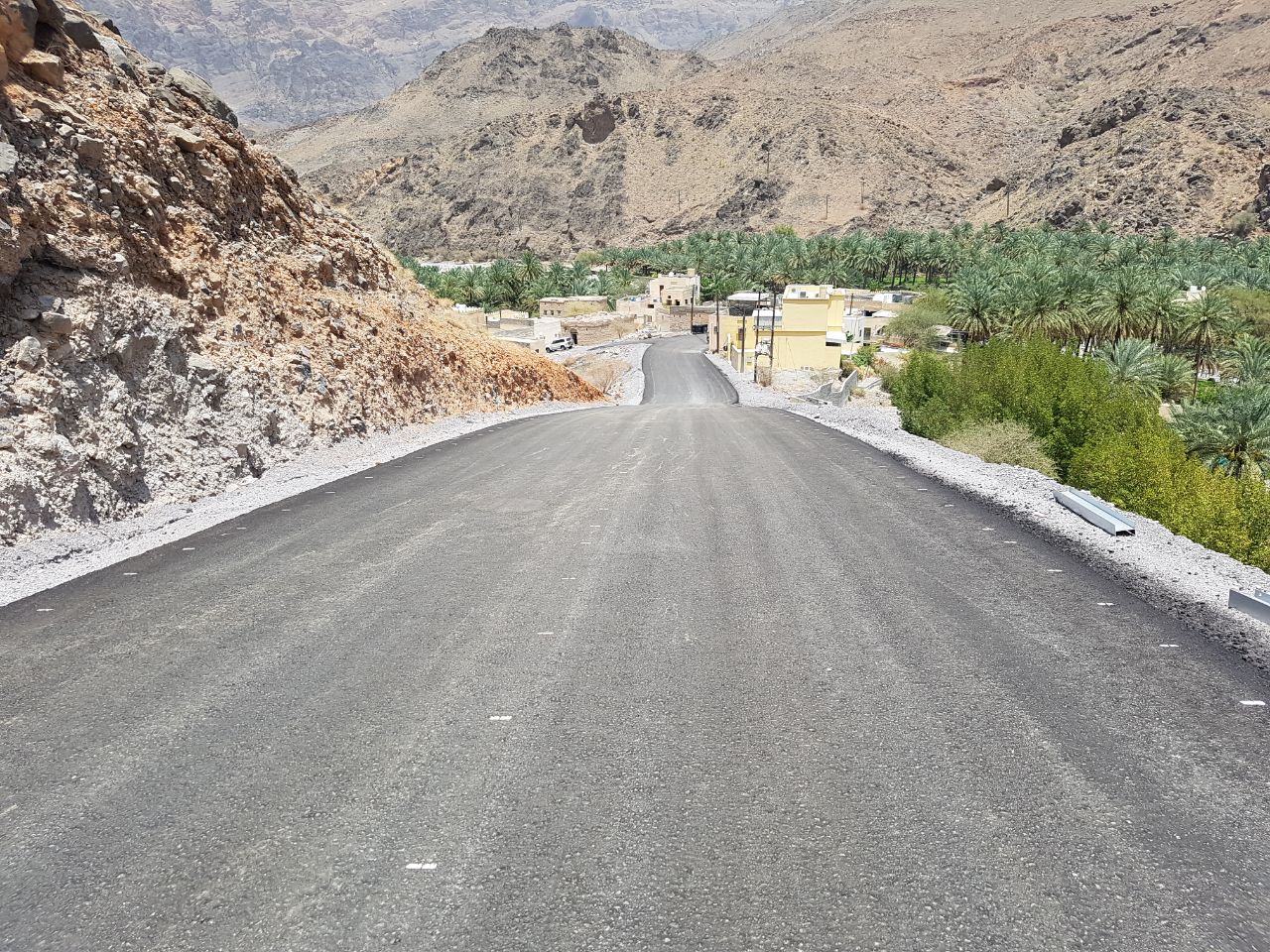 رصف الطريق الجبلي بقرية ستال بالعوابي