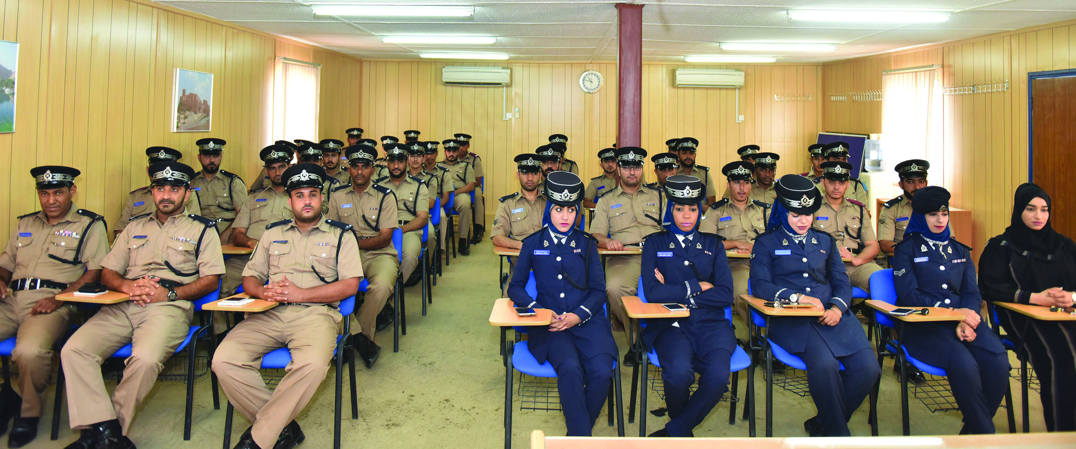 قيادة شرطة محافظة الظاهرة تختتم دورة العلوم القانونية