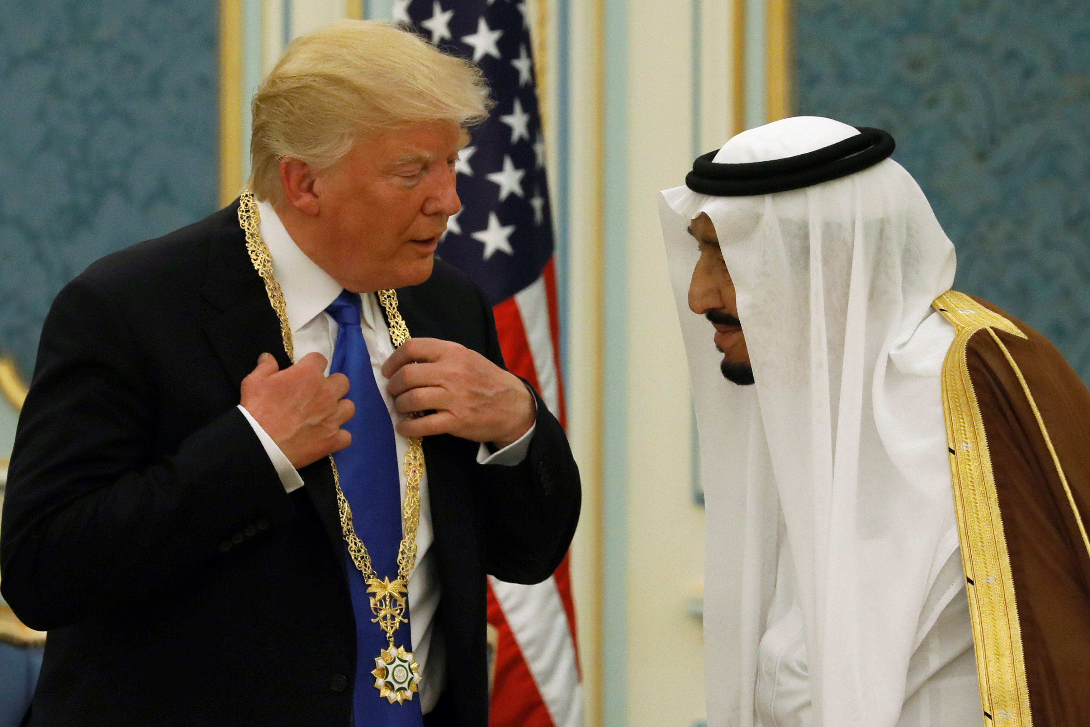الملك سلمان يقلد ترامب وسام الملك عبدالعزيز