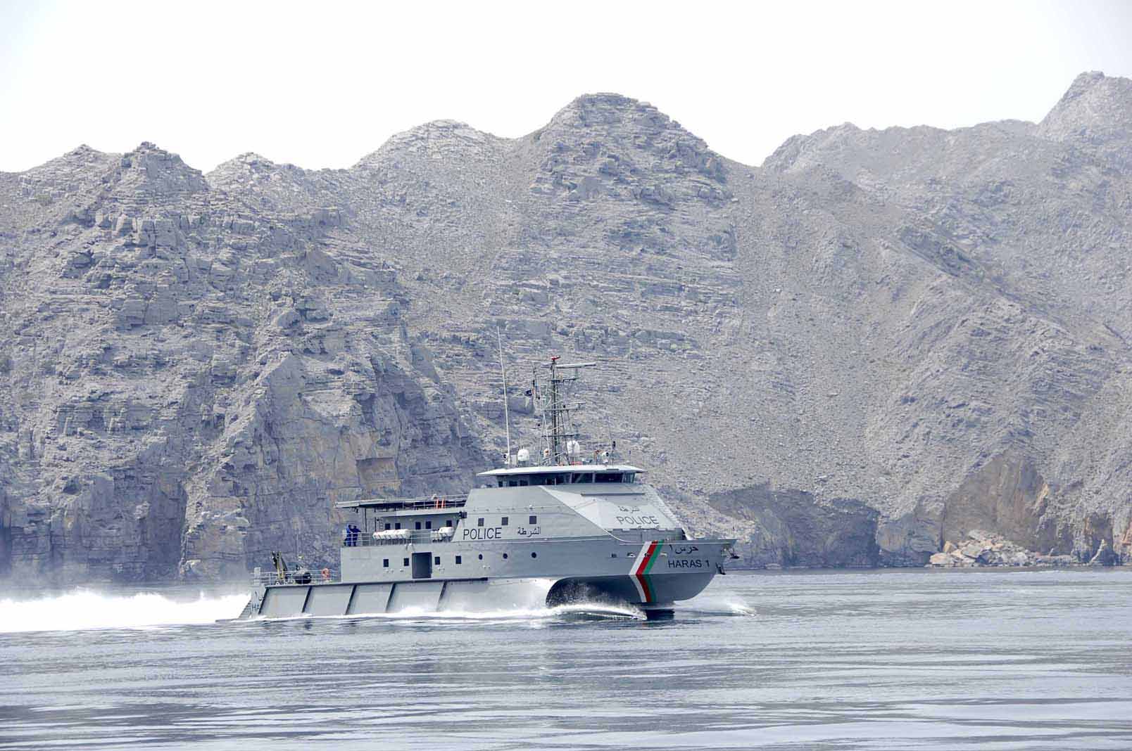 شرطة خفر السواحل تقدم المساعدة لـ 11 شخصاً في مسندم ومطرح