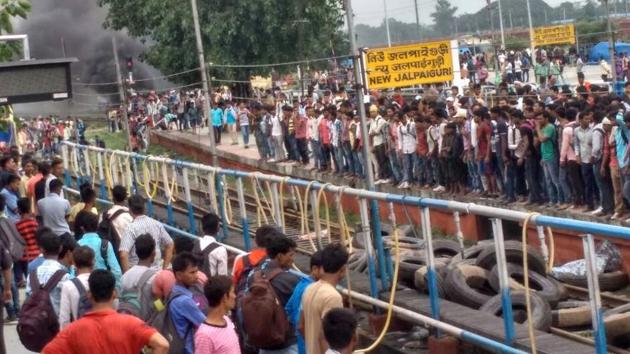 Jobseekers from Bihar go berserk, damage railway properties in West Bengal