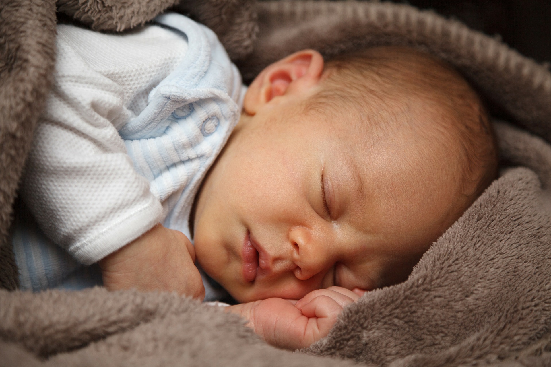 كيف تحمين طفلك من خطر الاختناق أثناء النوم؟