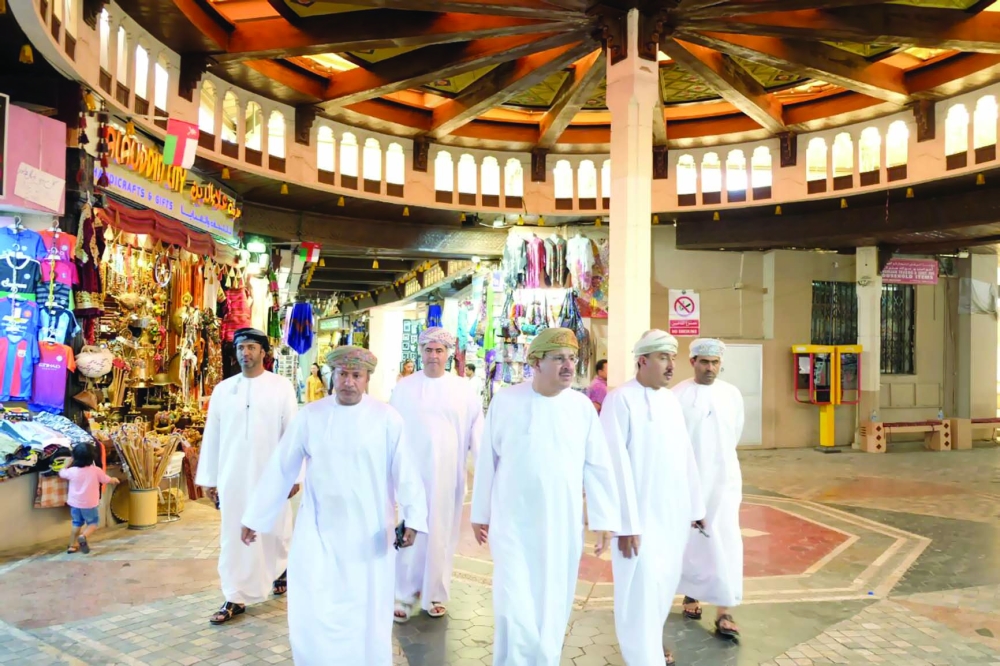 رئيس بلدية مسقط يتابع جاهزية المسالخ لشهر رمضان