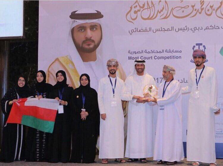 طلبة كلية الحقوق يحققون المركز الأول في مسابقة المحاكمة الصورية بدبي