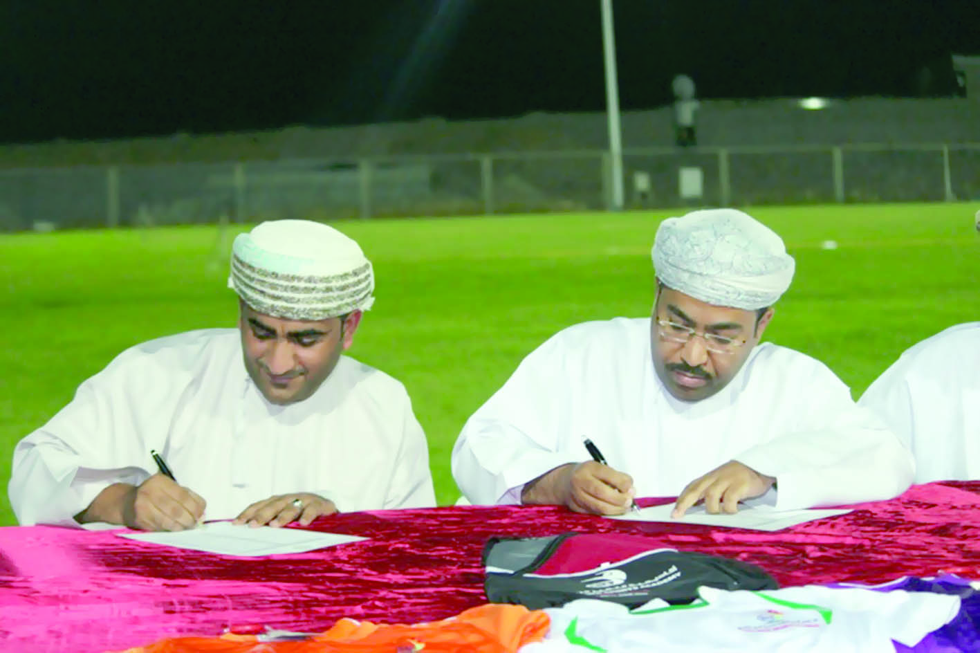 أكاديمية التميز الرياضي توقع عقدشراكة مع فريق الغشب الرياضي الثقافي