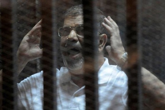 لماذا صرخ الرئيس المصري الاسبق محمد مرسي داخل قفص محاكمته ؟