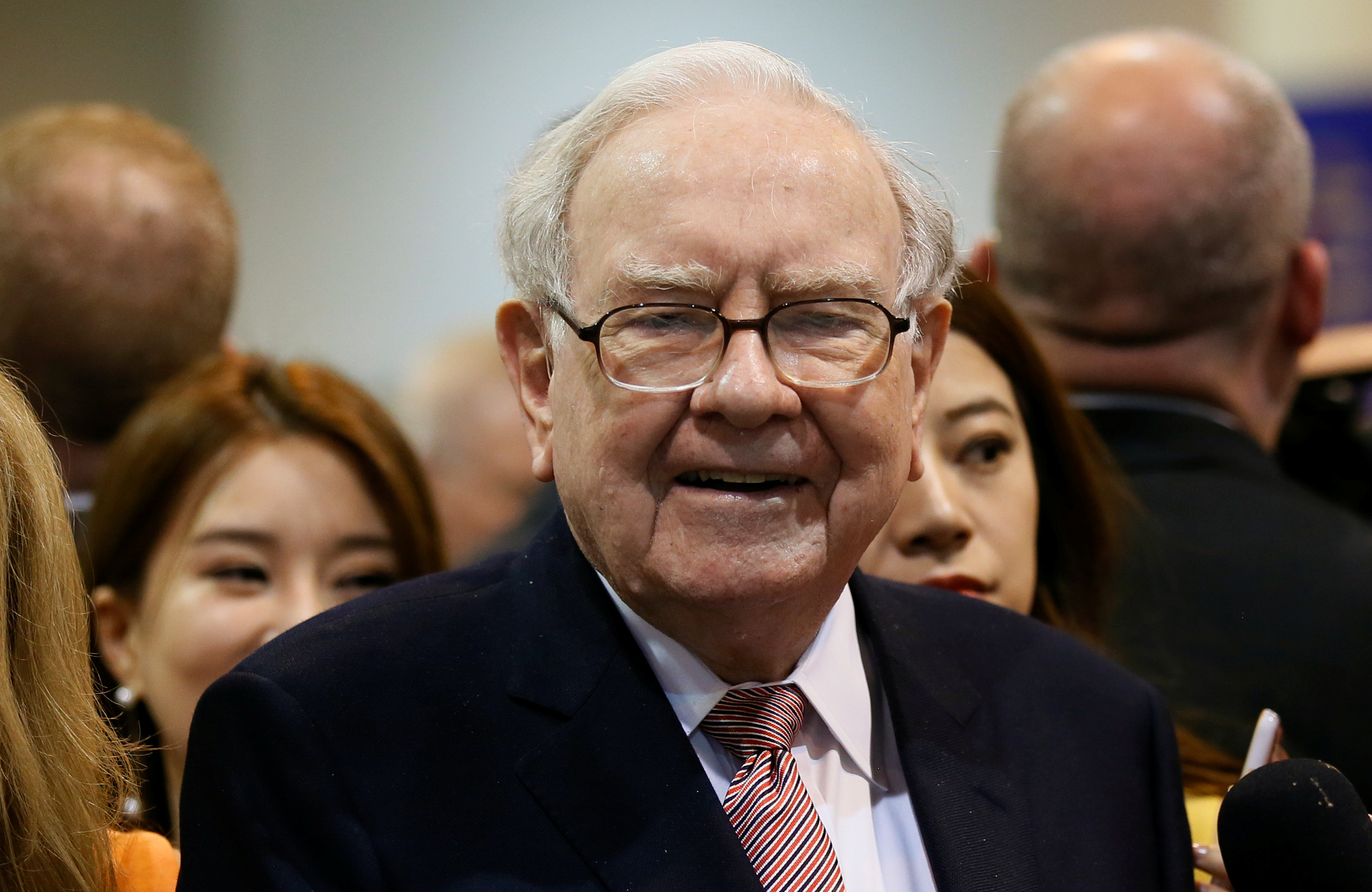Buffett assails Wells Fargo, defends 3G at wide-ranging meeting