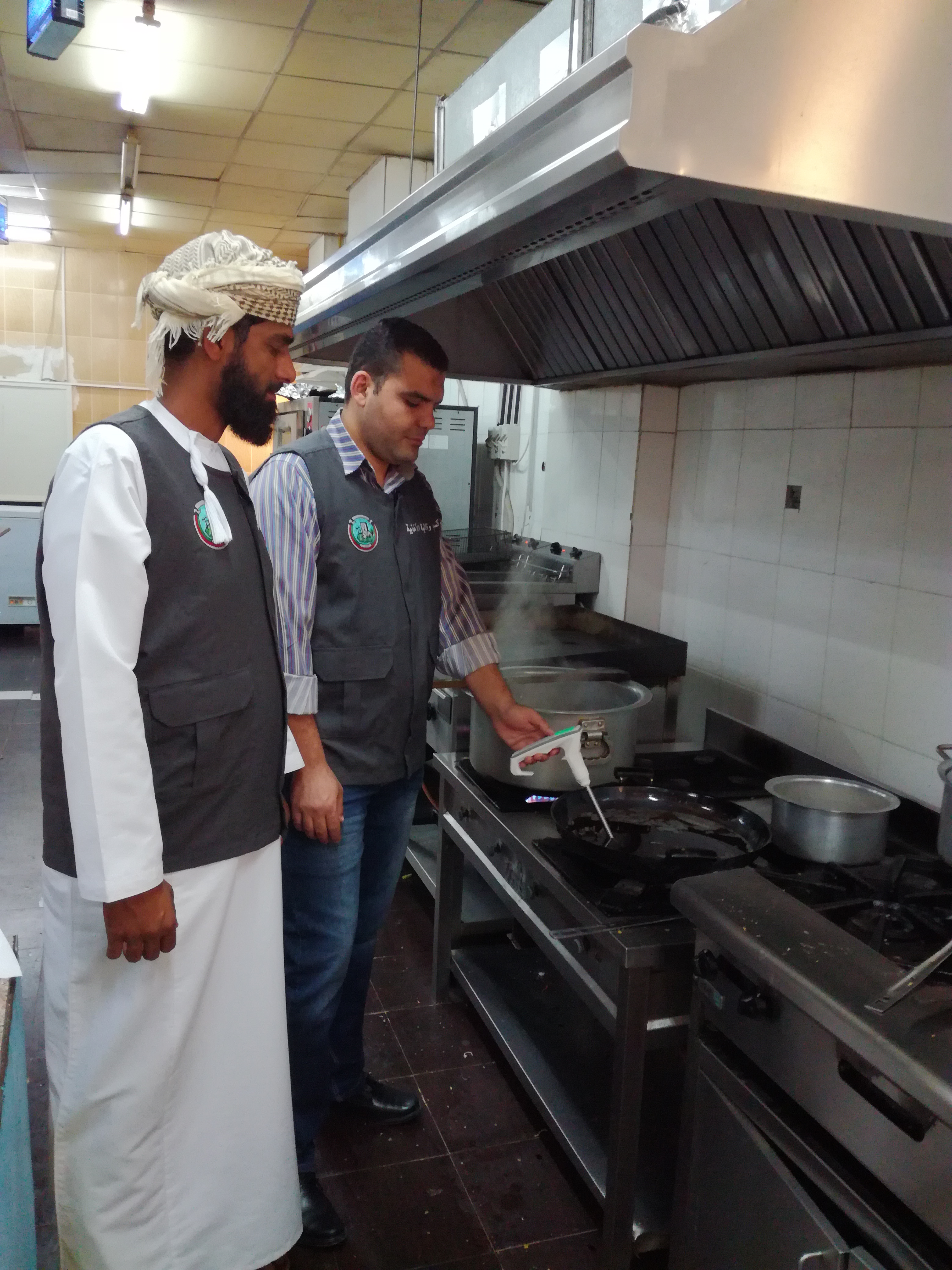 بلدية ظفار تطبق نظام أجهزة متطورة للفحص الفوري لزيوت الطبخ