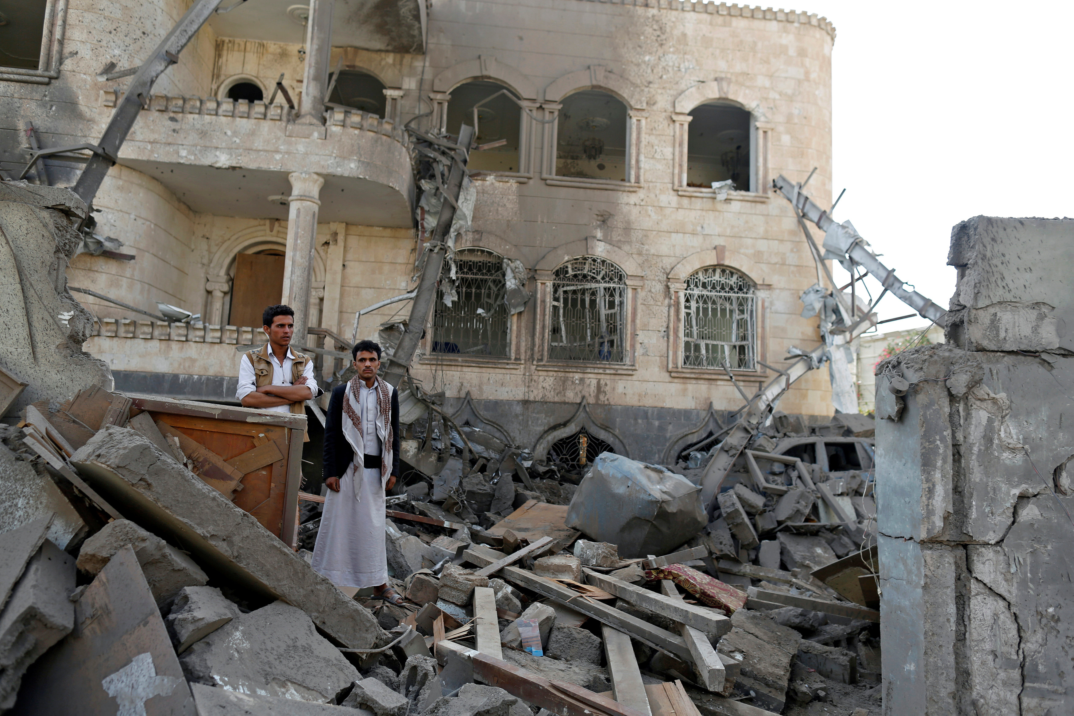 Suspected Al Qaeda militants attack Yemen army camp, 12 dead, says military official
