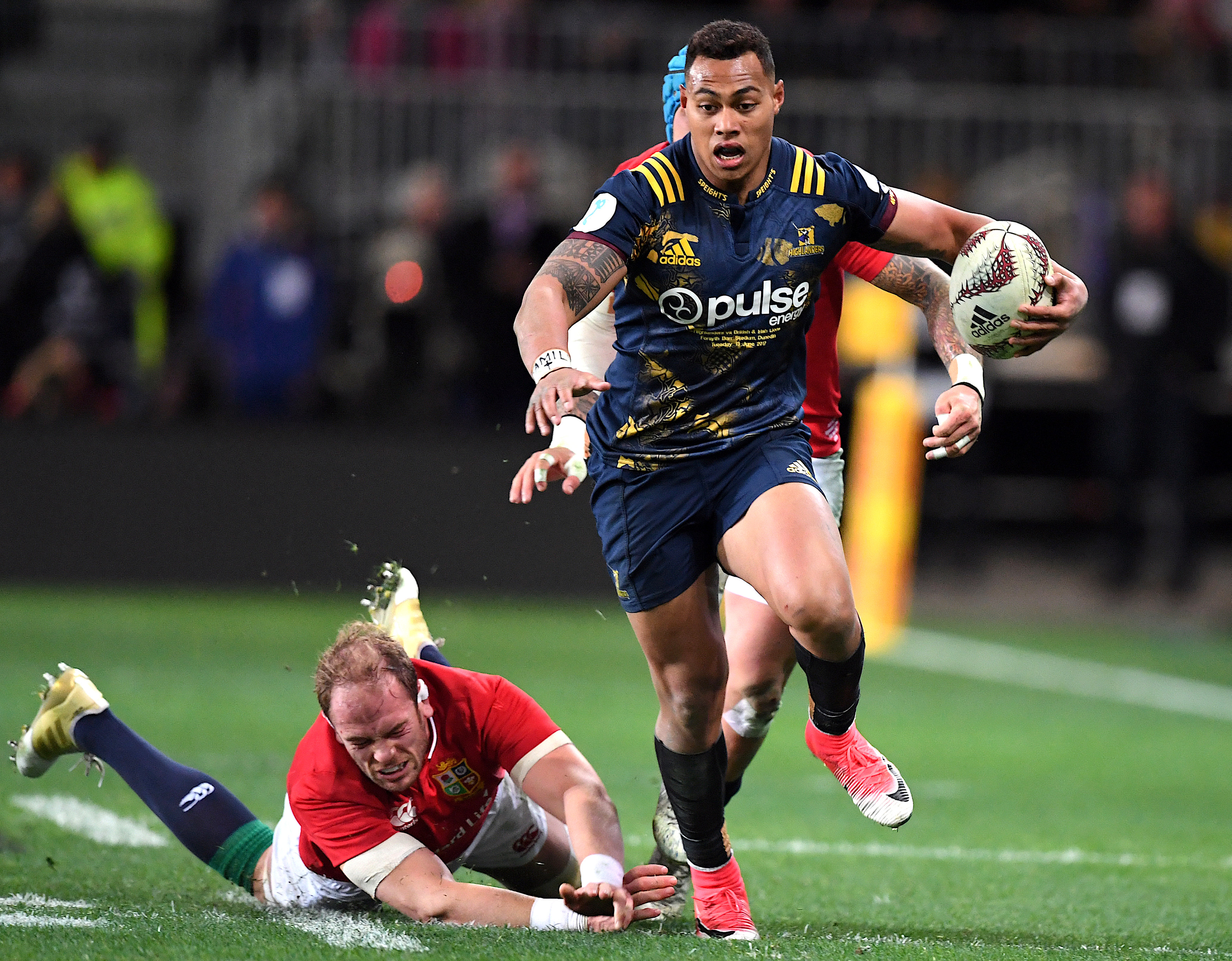 Rugby: Marty Banks gives Highlanders thrilling win over British and Irish Lions