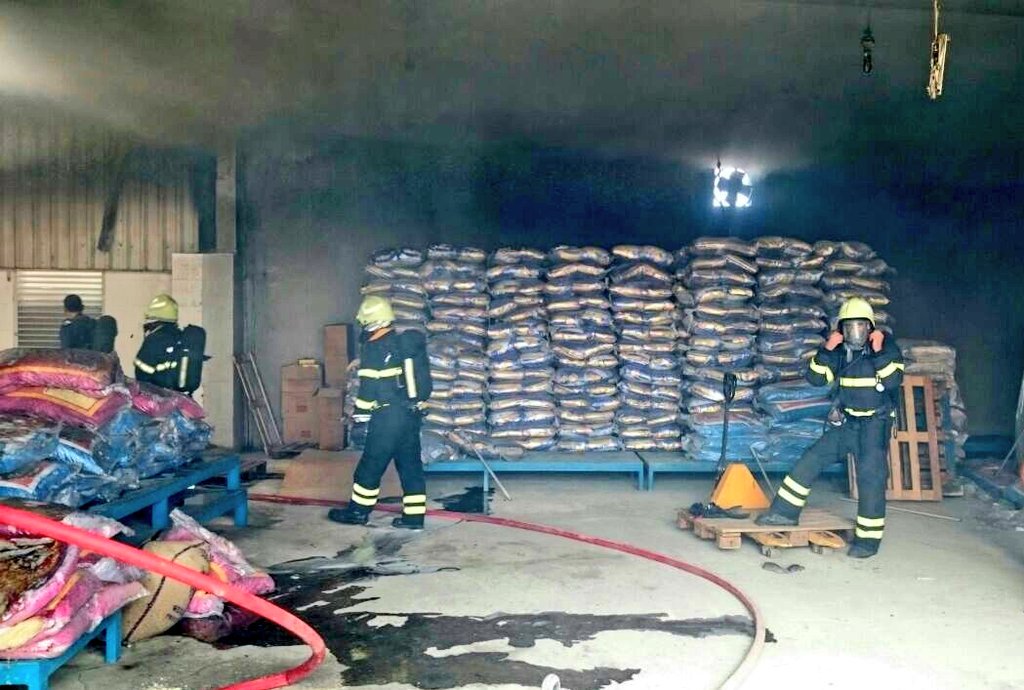 بالصور: إخماد حريق مصنع الشاي في نزوى.. ولا إصابات