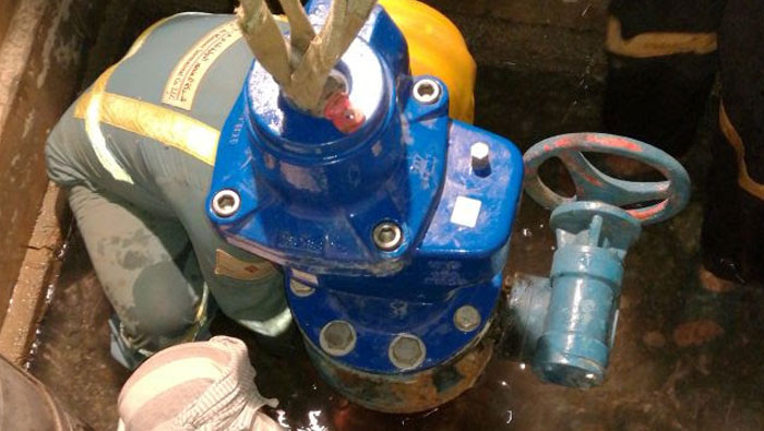 Teams battle to repair water pipe in Oman